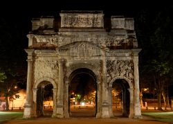 L'arco di trionfo di Orange, Francia, by night: eretto in tarda età repubblicana, venne poi dedicato all'imperatore Tiberio. Sorge sulla via Agrippa con funzione di porta monumentale.
 ...