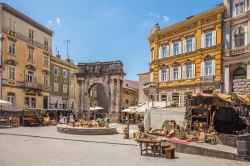 L'arco di trionfo (Golden Gate) e la piazza decorata per le Giornate dell'Antichità a Pola, Croazia. Denominata Pola Superiorum, questa manifestazione di tre giorni rievoca e ...