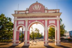L'Arco di Trionfo nel Parque Martì, la piazza principale di Cienfuegos (Cuba), celebra l'indipendenza cubana. 