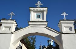 Arco d'ingresso a una chiesa ortodossa nel centro di Siauliai, Lituania - © meunierd / Shutterstock.com