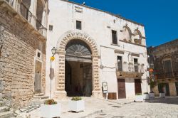 Arco d'ingresso al castello ducale di Ceglie Messapica, Puglia. Il nucelo originario è costituito dalla torre normanna - © Mi.Ti. / Shutterstock.com