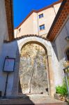 Arco d'ingresso alla Rocca del Duca di Poggiardo nel centro di Satriano di Lucania, Basilicata - © Mi.Ti. / Shutterstock.com