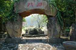 Arco d'ingresso in pietra in un parco cittadino a Haikou, Cina.
