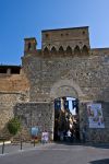 Arco d'ingresso nel centro storico di San Gimignano, provincia di Siena, Toscana - © LIeLO / Shutterstock.com