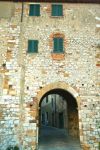 Arco d'ingresso nelle mura di Trequanda, provincia di Siena, Toscana. Questa località conserva ancora intatto il fascino medievale con rapide e strette viuzze e case con la facciata ...
