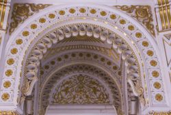 Il castello di Sammezzano ha 365 stanze, una per ogni giorno dell'anno. Nella foto il particolare di un arco dorato all'inerno dell'edificio - foto © Greta Gabaglio / Shutterstock.com ...