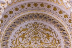 Un arco dorato nel castello di Sammezzano. Lo stile degli interni riprende direttamente i concetti dell'arte islamica - foto © Greta Gabaglio / Shutterstock.com 