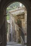Arco e scorcio del borgo di Scanno in Abruzzo - © Eder / Shutterstock.com