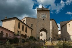 Arco e Torre dell'Orologio nel centro storico di Monteleone di Spoleto in Umbria.