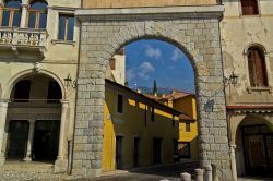 Arco in Piazza Marcantonio Flaminio a Serravalle, Vittorio Veneto (Veneto) - © REDMASON / Shutterstock.com