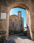 Arco in pietra all'ingresso della chiesetta dei Santi Pietro e Paolo a Lumio, regione della Balagna, Corsica.

