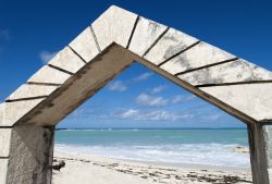 L'arco in pietra costruito all'ingresso della spiaggia di Sandyport sull'isola di News Providence, arcipelago delle Bahamas.


