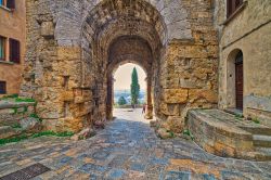 Arco in pietra nel centro storico del borgo di Volterra in Toscana