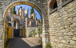 Arco in pietra nel giardino del Vittoriale a Gardone Riviera in Lombardia, Lago di Garda - © Ceri Breeze / Shutterstock.com