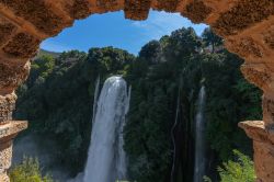 Arco in travertino con panorama sulla Cascata delle Marmore a Terni in Umbria