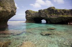 Arco naturale su una piscina di Limu a Niue, Pacifico del Sud.

