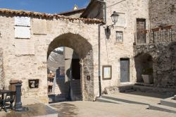 Arco nel centro di Civita di Bagnoregio, Viterbo. Vie e angoli nascosti rapiscono lo sguardo di chi si reca in visita a questo borgo che al tramonto si colora di tonalità curiose offrendo ...