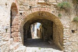 Un arco nel centro di Tursi in Basilicata. Passeggiando fra vicoli e viuzze del borgo se ne possono scoprire suggestivi scorci panoramici.
