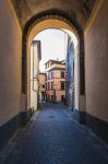 Arco nel centro medievale del borgo di Gradoli, Lazio - © ValerioMei / Shutterstock.com