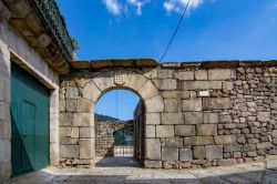Arco nelle mura difensive del borgo di Ribadavia, Galizia (Spagna) - © Dolores Giraldez Alonso / Shutterstock.com