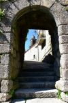 Arco nelle mura medievali di Ribadavia, Spagna. Sullo sfondo, una chiesetta.

