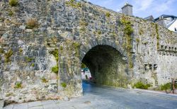 L'Arco Spagnolo nella città di Galway, Irlanda. Assieme all'arco di Caoc faceva parte delle mura della città costruite a protezione delle banchine un tempo utilizzate come ...