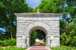 Arco storico di ingresso al Camp Randall Stadium nel campus dell'Università del Wisconsin a Madison - © Ken Wolter / Shutterstock.com