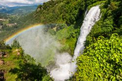 Arcobaleno creato dal vapore della Cascata delle Marmore in Umbria, provincia di Terni