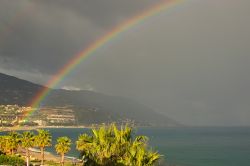 Arcobaleno dopo un temporale sula spiaggia di Marina di Patti, provincia di Messina