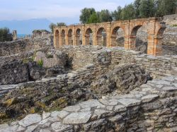 L'area archeologica con le rovine delle Grotte ...