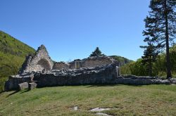 Area archeologica di San Martino Lundo-Lomaso: i ruderi della Chiesa di San Martino, vicino a Comano Terme - © ArcheoTrentino - CC BY-SA 4.0, Wikipedia