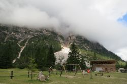 Area attrezzata al campo base del Parco Naturale Fanes-Sennes-Braies, San Vigilio di Marebbe, Trentino Alto Adige.
