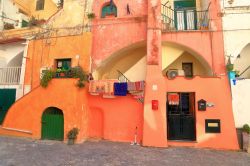 L'area di Casale Vascello con le tradizionali abitazioni sull'isola di Procida, Campania. E' un antico borgo fortificato situato ai piedi di Terra Murata; ancora oggi conserva il ...