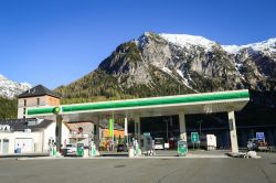 Area di servizio sull'autostrada, distributore di carburante e hotel Landzeit Tauernalm nei pressi di Flachau, Austria - © Goran Jakus / Shutterstock.com