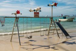 Area giochi per bambini sulla spiaggia di Boca Chica, Repubblica Dominicana - © Valeriya Pavlova / Shutterstock.com
