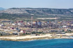 Area industriale sulla costa di Priolo Gargallo in Sicilia, provincia di Siracusa