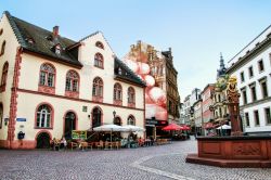 Area pedonale a Marktstrasse nel centro storico di Wiesbaden, Germania - © Don Mammoser / Shutterstock.com