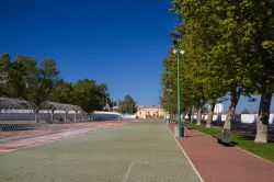 Area pedonale con panchine e fontane nella cittadina di Vila Franca de Xira, Portogallo.
