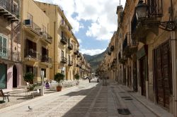 Area pedonale di Castellammare del Golfo, provincia di Trapani, Sicilia. Antica cittadina medievale, è meta perfetta per chi cerca una località culturalmente molto attiva ma anche ...
