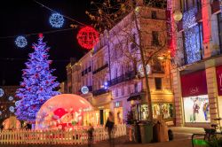 L'area pedonale di Niort (Francia) illuminata e decorata durante il periodo natalizio - © pixinoo / Shutterstock.com