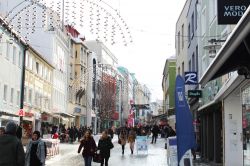 Area pedonale nel centro di Kempten in occasione del Natale, Germania, con decorazioni e luminarie - © Andie_Alpion / Shutterstock.com