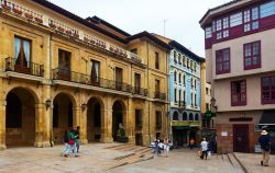 Area pedonale nel centro di Oviedo, Spagna. Città di forte interesse culturale, Oviedo ha un cuore medievale, una suggestiva cattedrale gotica dalla facciata asimmetrica e il santuario ...