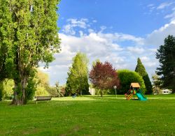 Area verde con parco giochi per bambini nel Comune di Ferney-Voltaire, Francia.

