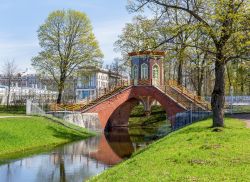 Passeggiata nell'area verde dell'Alexander Park di Pushkin, in Russia - © Anna Serbolina / Shutterstock.com