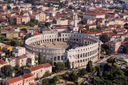 L'Arena di Pola, Croazia, vista dall'alto. Il nome deriva dal latino "arena" che indica la sabbia che ricopriva le platee degli anfiteatri romani. Fatto costruire dall'imperatore ...