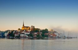 Arendal in autunno con la nebbia che avvolge il borgo della Norvegia.