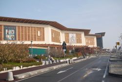 Arese, Lombardia: esterno del shopping center 'Il Centro', un enorme centro commerciale - © simona flamigni / Shutterstock.com