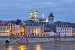 Argine del fiume Loira al crepuscolo, Orléans (Francia) con la cattedrale sullo sfondo.
