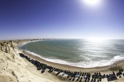 Arish, Dakhla: qui i pescatori del posto lasciano le loro barche sulla spiaggia, ed è meta di uscite organizzate dai surfers in uno degli spot più spettacolari nei pressi di Dakhla. ...