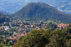 Armeno, il panorama  del borgo e in secondo piano il Lago d'Orta in Piemonte  - © Alessandro Vecchi - CC BY-SA 3.0, Wikipedia